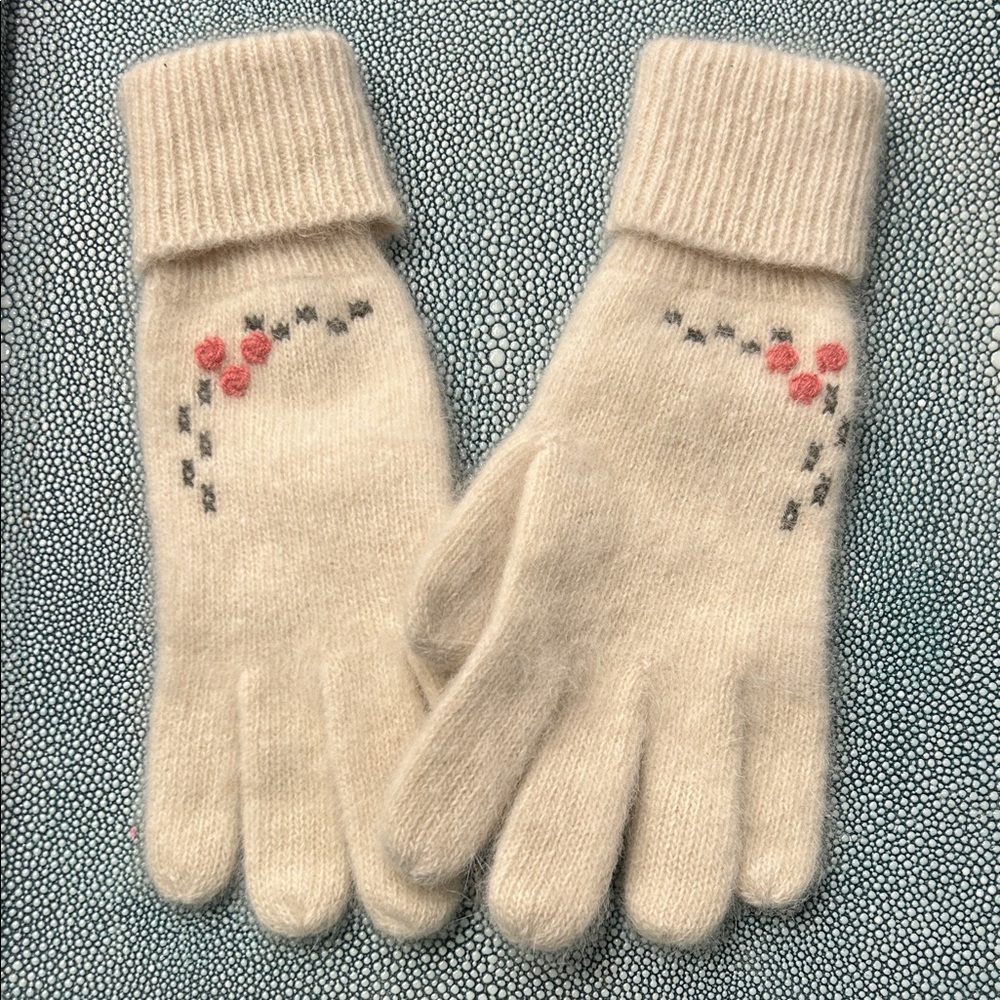 Cozy Cream Women’s Floral Gloves with Pink Accents